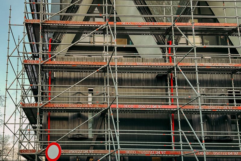 Vlastní lešení u rodinného domu – Moravská Třebová, Patrový RD, nátěr a oprava štítu