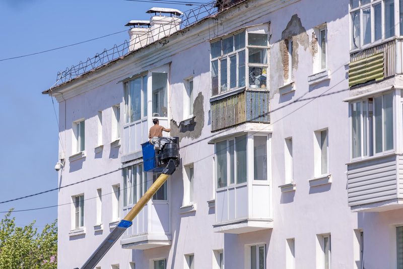 Opravy z plošiny bez lešení – Česká Třebová, Bytový dům, opravy zateplení u lodžií
